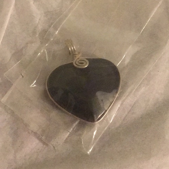 Black heart shaped stone pendant - Picture 2 of 4